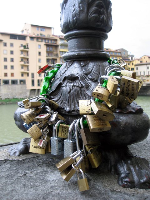 Ponte Vecchio-12.JPG - Along the Ponte Vecchio, there were many padlocks locked to various places. This is a recent tradition and is popularly connected to idea of love and lovers ... by locking the padlock and throwing the key into the river, the lovers became eternally bonded.